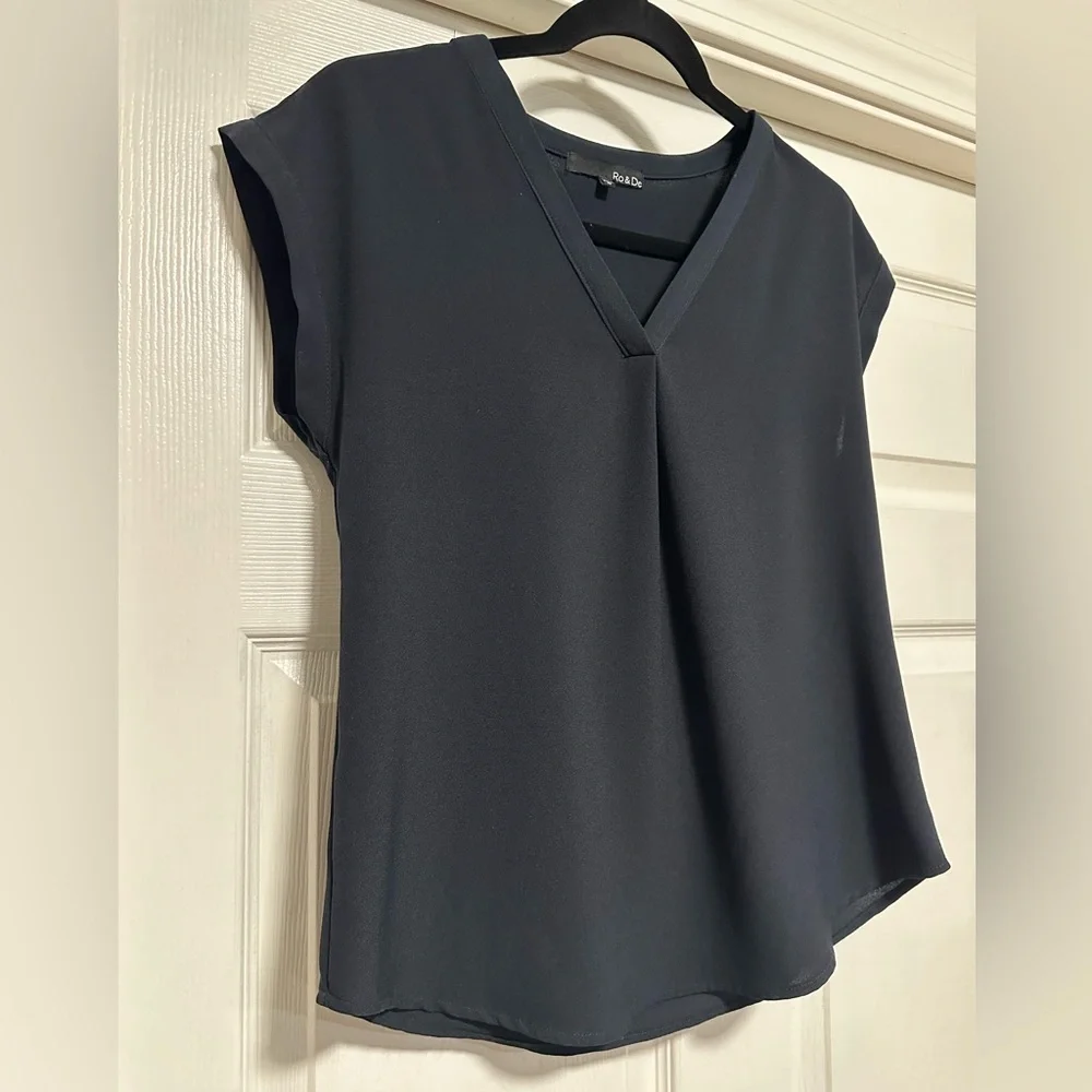 NWOT Ro & De Womans Short Sleeve V-Neck Blouse Size XS, extra small